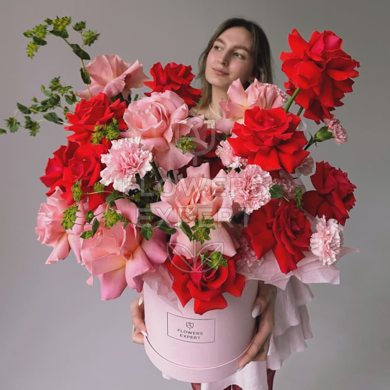 Шляпная коробка с французскими розами "PEACHY RED"