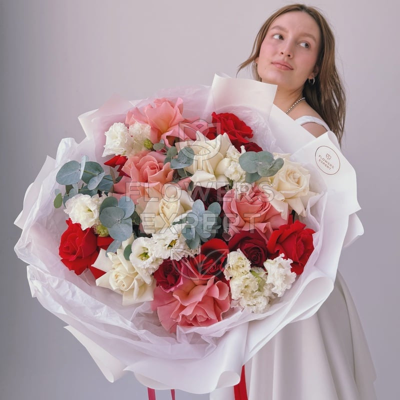 Букет из 17 французских роз с эустомой "FRENCH KISS"