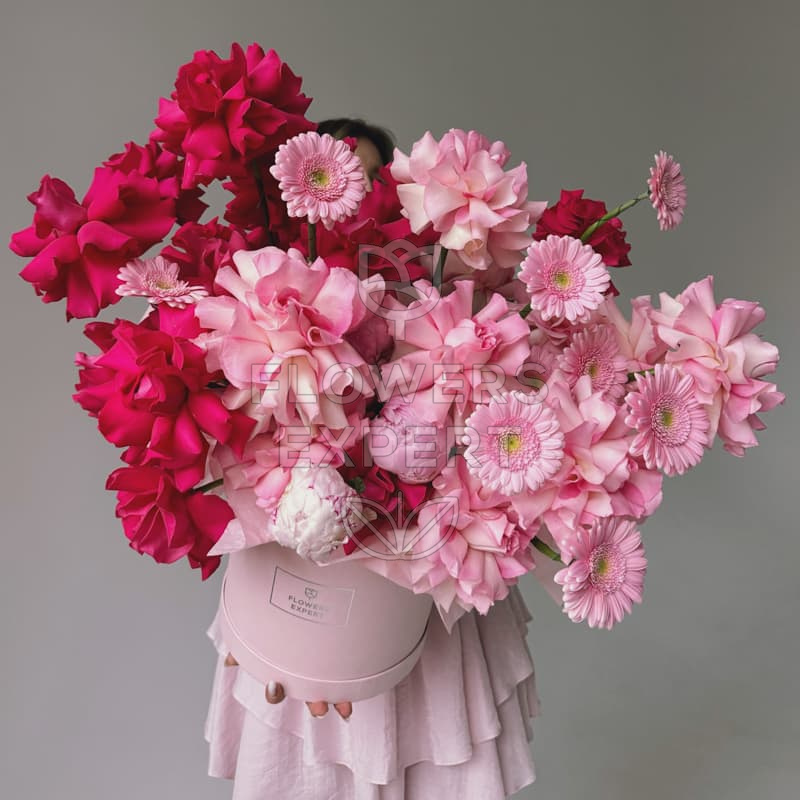 Шляпная коробка с французскими розами, пионами и герберами "PINK LOVE"