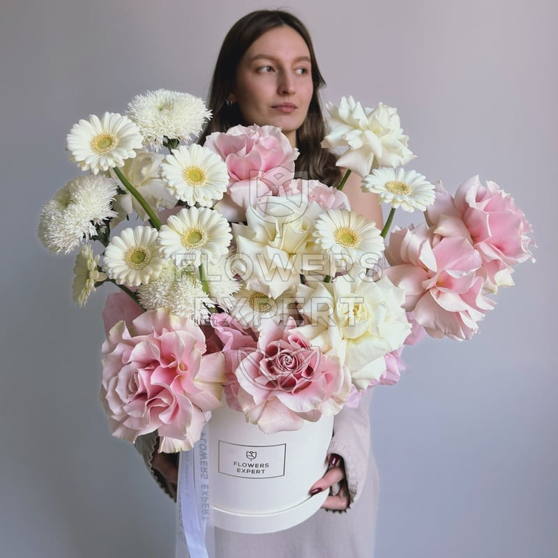 Шляпная коробка с розами, хризантемами и герберами "POUDRE DE ROSE"