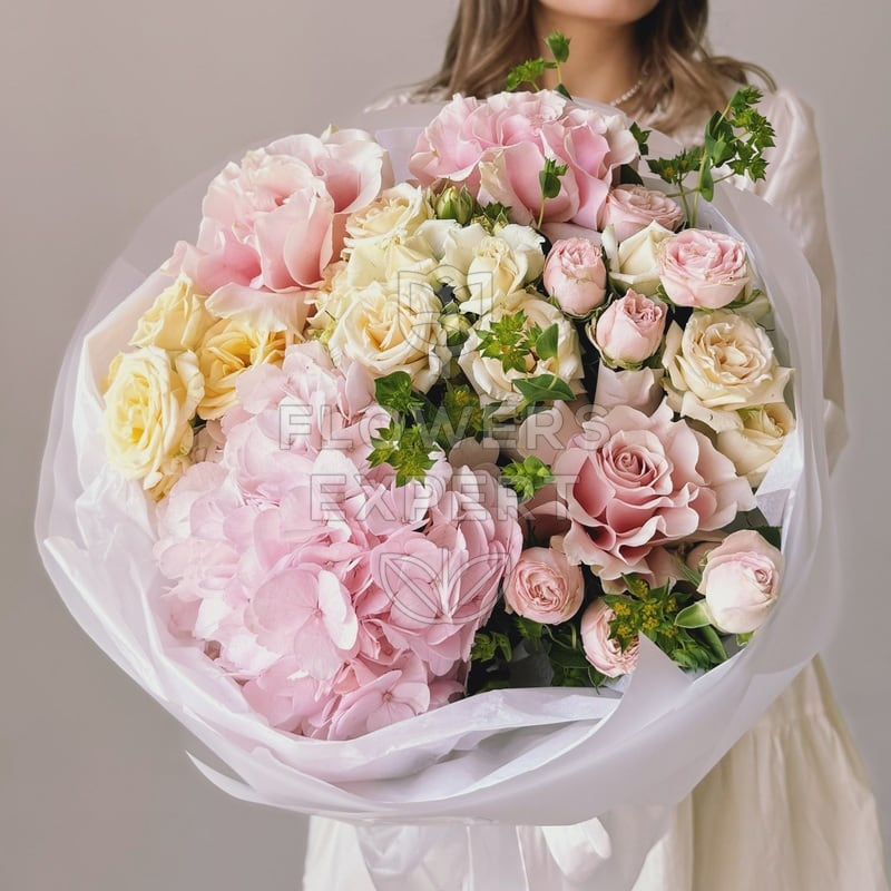 Букет с гортензией и розами "SWEET MELODY"