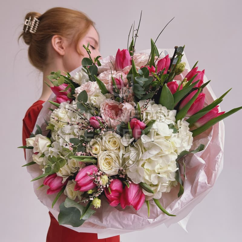 Букет с тюльпанами и гортензиями "BLOOM"