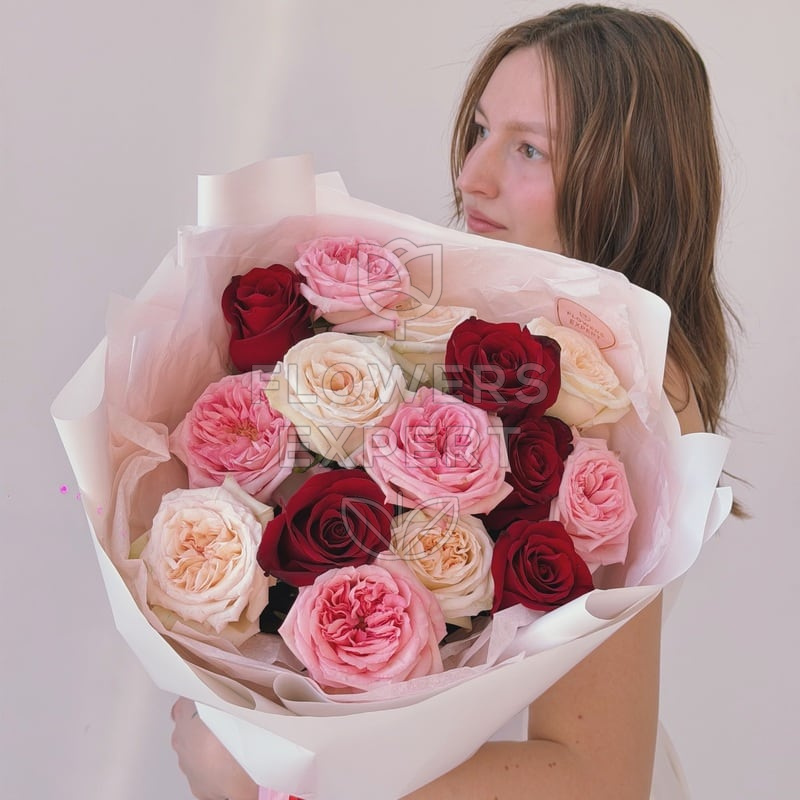 Букет из 15 пионовидных и красных роз "ROSE HARMONY"