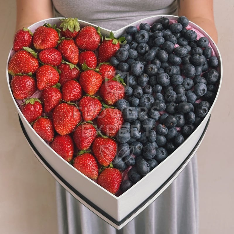 Сердце с клубникой и голубикой "BERRY ROMANCE"