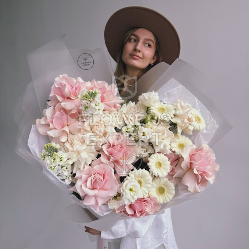 Букет из гербер с французскими розами и эустомой "MARZIPAN"