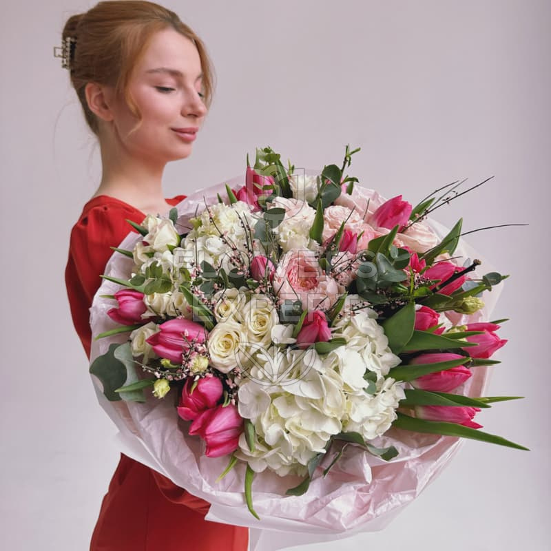 Букет с тюльпанами и гортензиями "BLOOM"