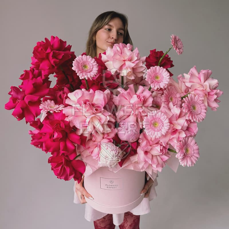 Шляпная коробка с французскими розами, пионами и герберами "PINK LOVE"