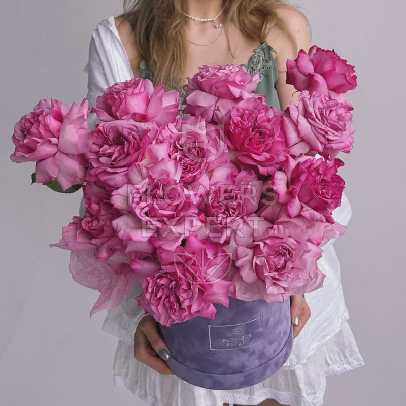 Бархатная коробка из 15 пионовидных роз "QUEENS CROWN"