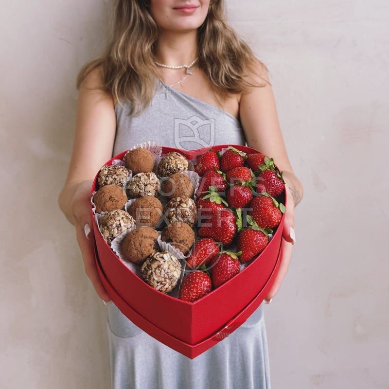 Сердце с трюфелями и клубникой "TRUFFLE KISS"