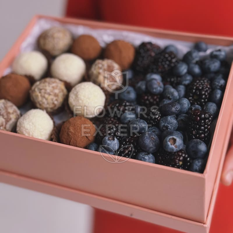 Коробочка с трюфелями, голубикой и ежевикой "JOY"
