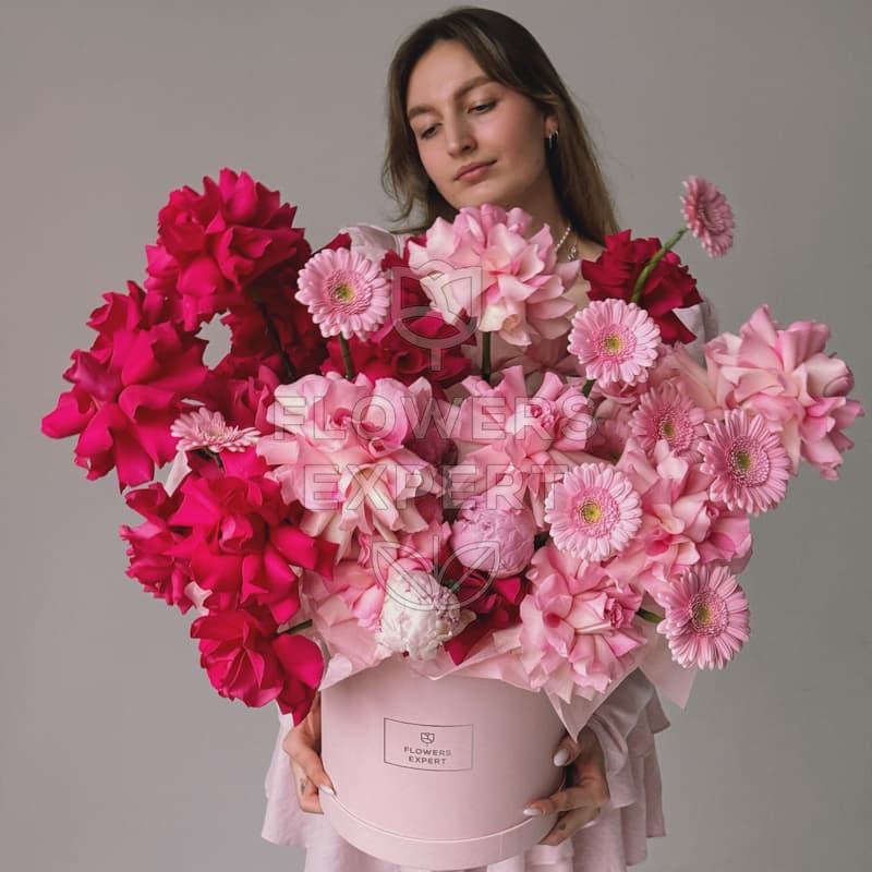 Шляпная коробка с французскими розами, пионами и герберами "PINK LOVE"