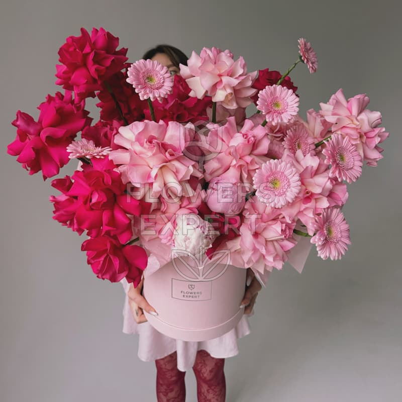 Шляпная коробка с французскими розами, пионами и герберами "PINK LOVE"