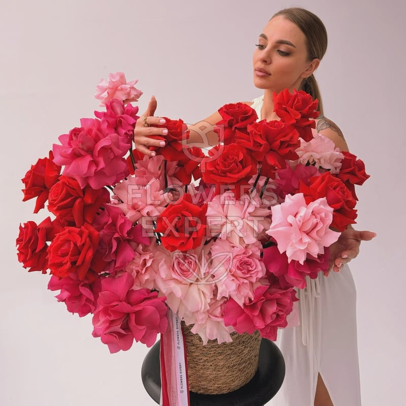 Композиция в кашпо c 75 французскими розами "ÉCLAT DE ROUGE"