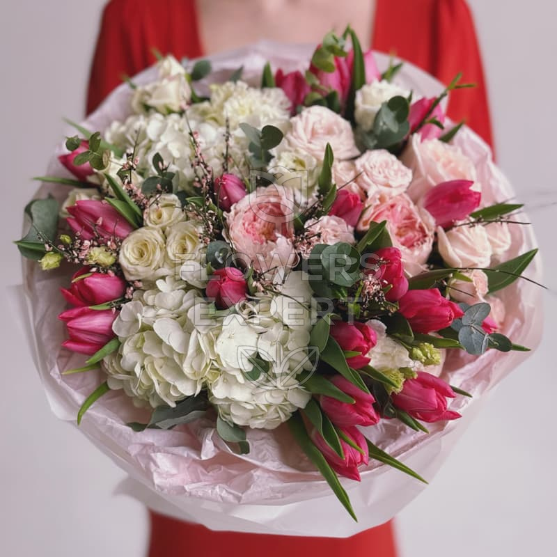 Букет с тюльпанами и гортензиями "BLOOM"