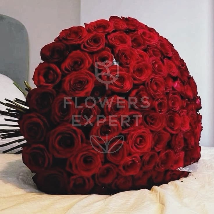 Набор с букетом из 35 роз, шариками и лепестками "SURPRISE!"