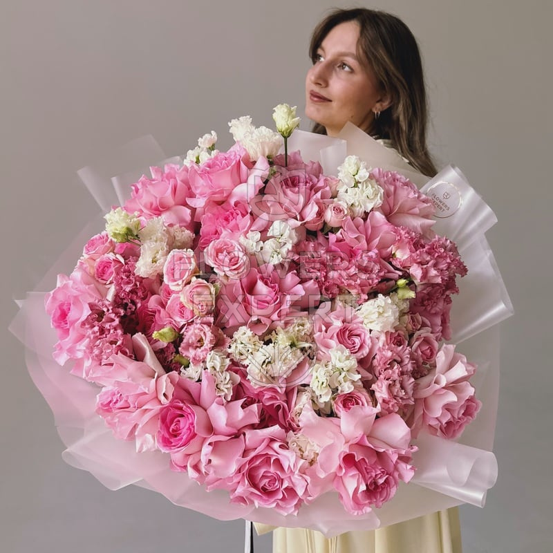 Букет с французскими розами, маттиолой и эустомой "I ADORE YOU!"