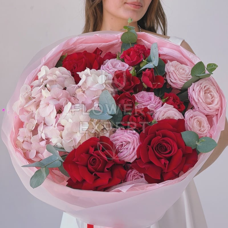 Букет с гортензией и розами "RED MELODY"
