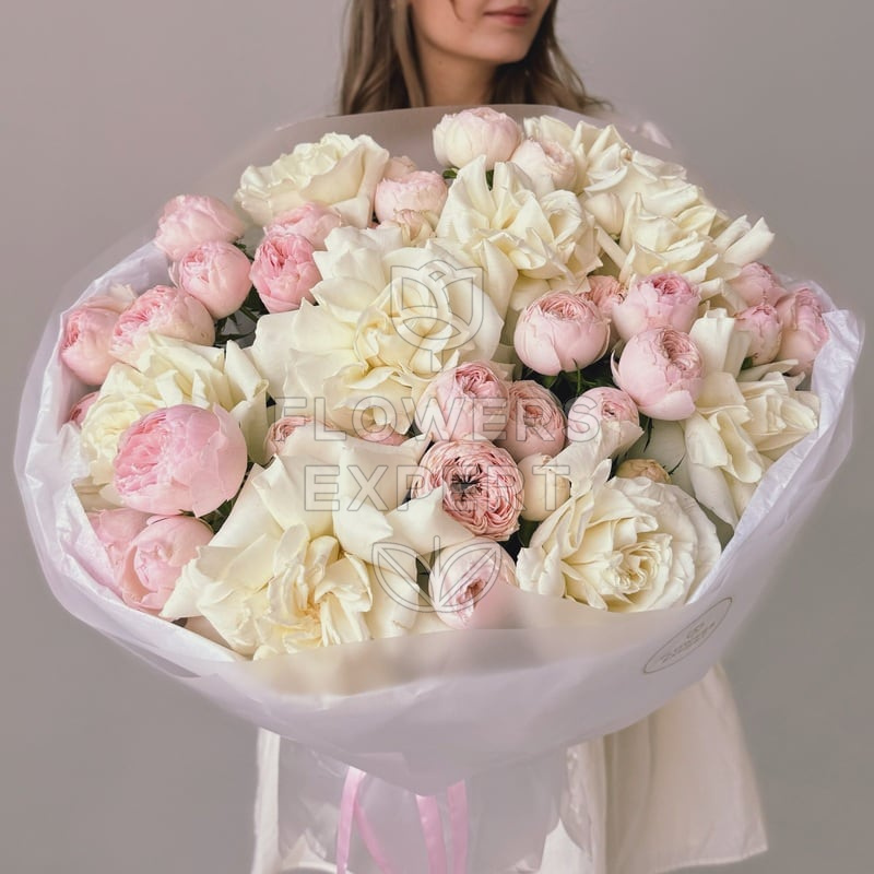 Букет из 19 пионовидных и французских роз "PLAYA MANSFIELD"