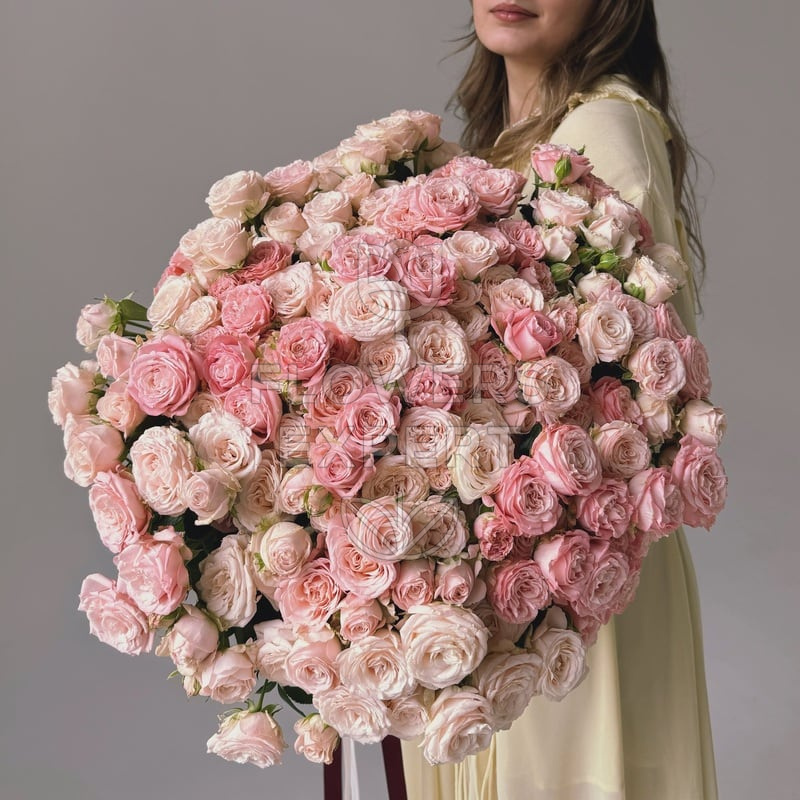 Большой букет из 51 кустовой пионовидной розы "BOMBASTIC"