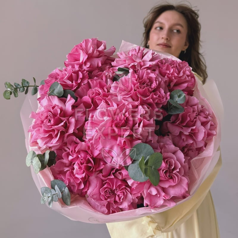 Букет из 15 пионовидных роз с эвкалиптом "COUNTRY BLUES"