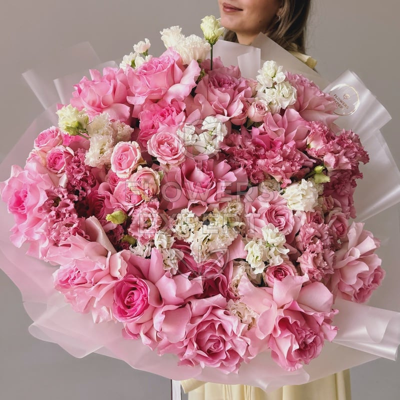 Букет с французскими розами, маттиолой и эустомой "I ADORE YOU!"