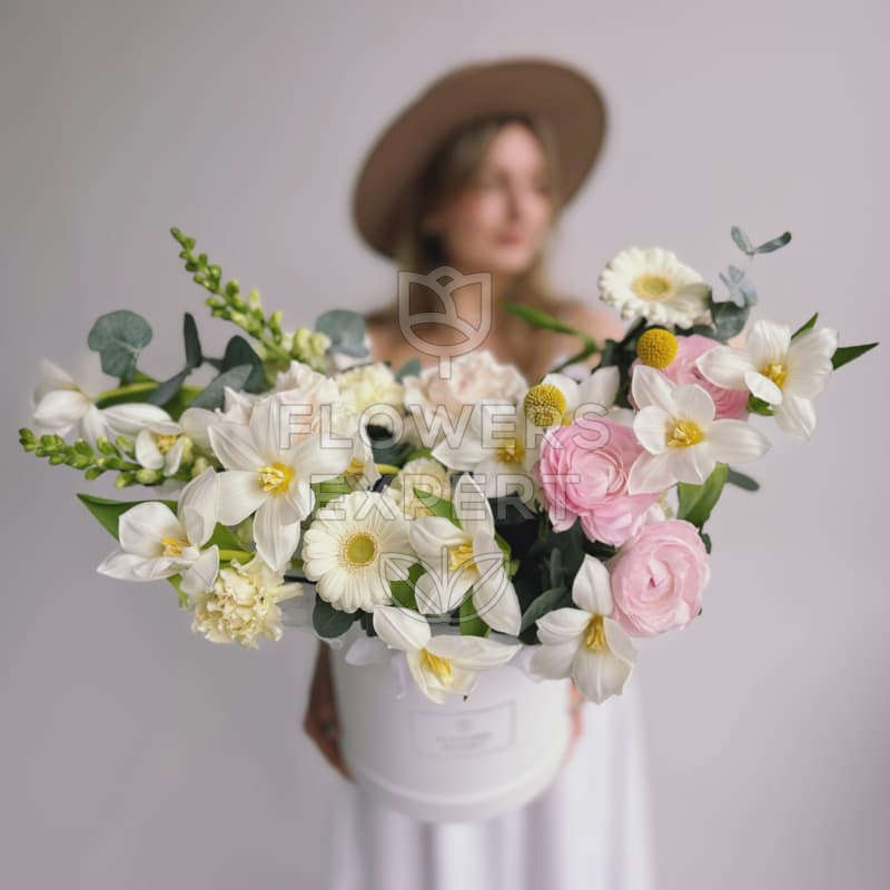 Коробка с тюльпанами и ранункулюсами "THAW"