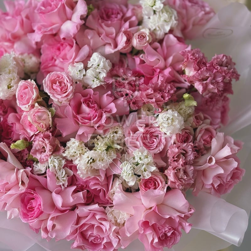 Букет с французскими розами, маттиолой и эустомой "I ADORE YOU!"