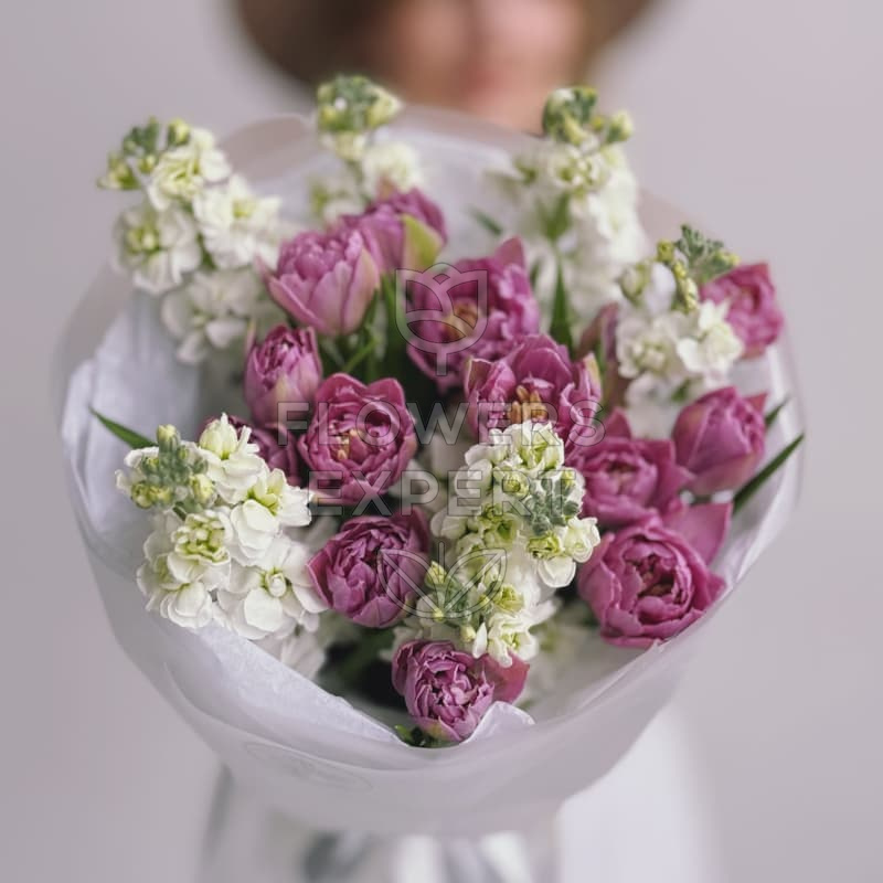 Букет из 15 пионовидных тюльпанов и маттиолы "PEARL"