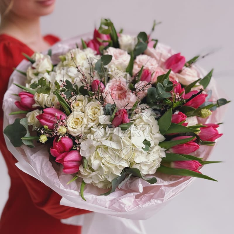 Букет с тюльпанами и гортензиями "BLOOM"