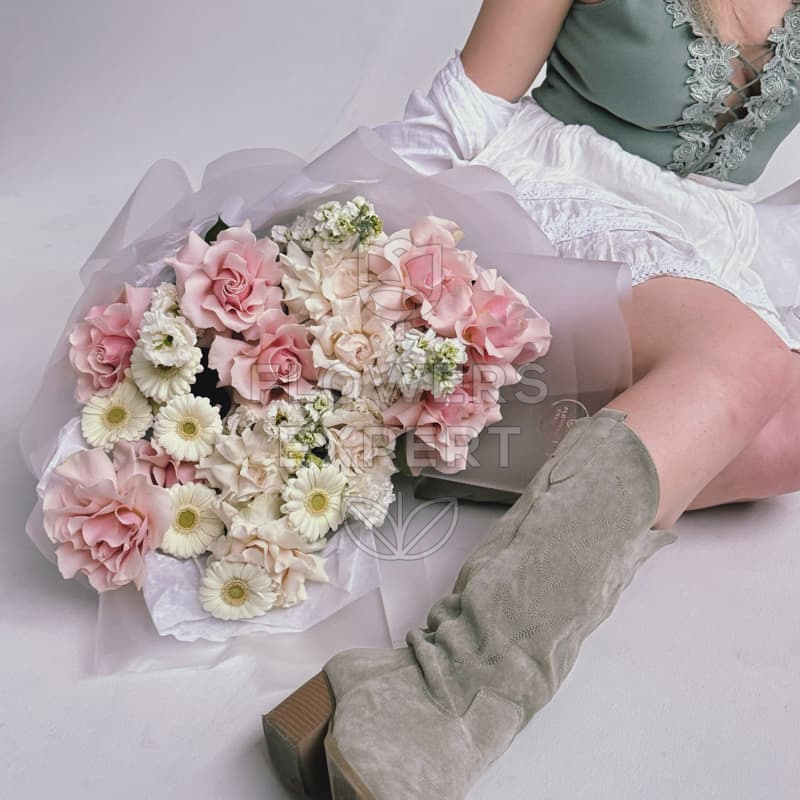 Букет из гербер с французскими розами и эустомой "MARZIPAN"