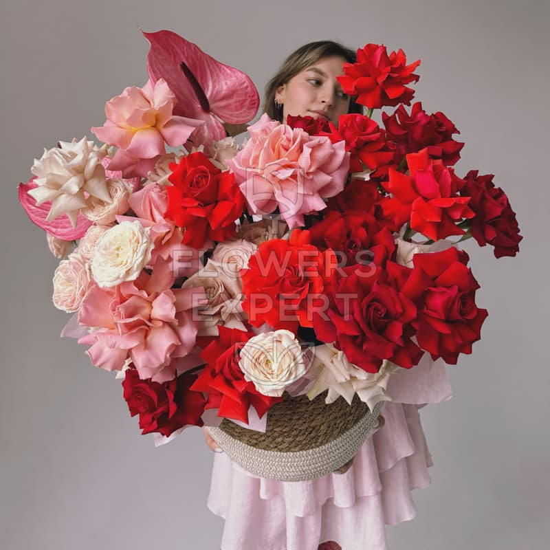 Композиция в кашпо c французскими розами "CUPID"