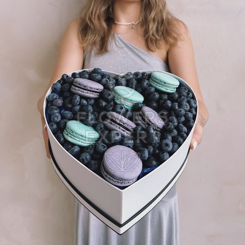 Сердце с макарунами и ягодами "BLUEBERRY"