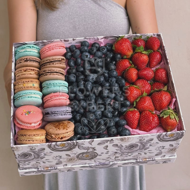 Коробочка с макарунами и ягодами "BERRY & MACARON DUO"