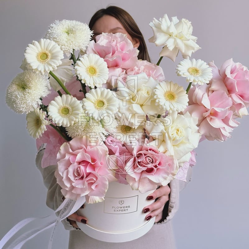 Шляпная коробка с розами, хризантемами и герберами "POUDRE DE ROSE"