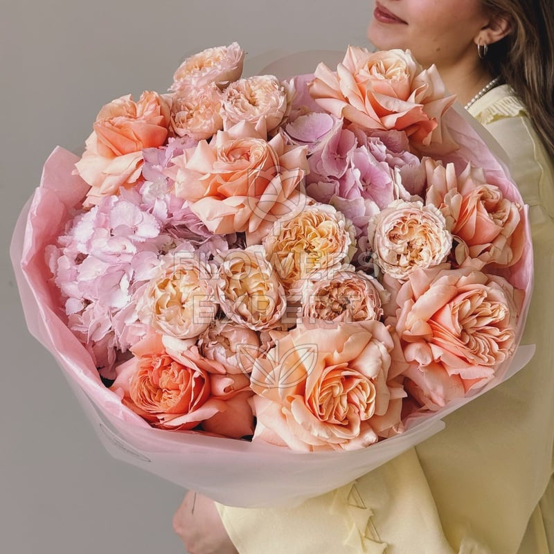 Букет из пионовидных роз и гортензий "SOME DAY"