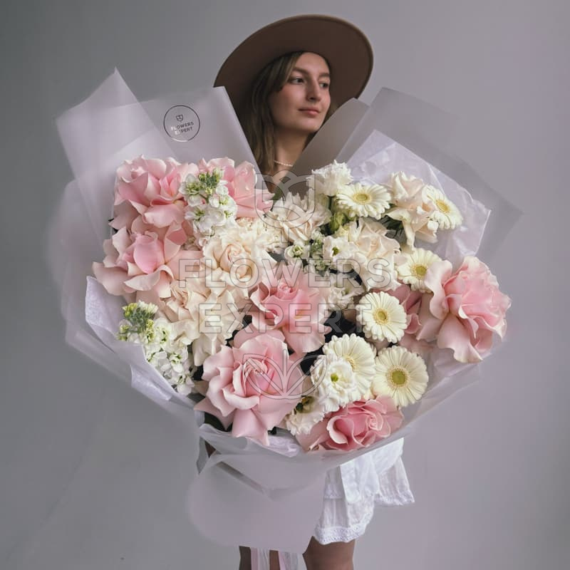 Букет из гербер с французскими розами и эустомой "MARZIPAN"