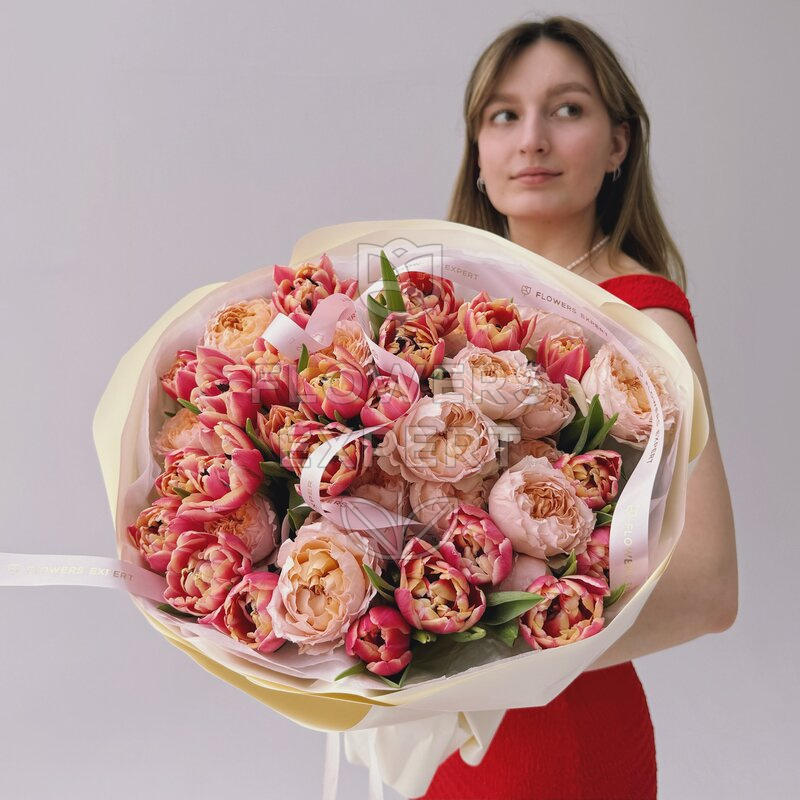 Букет из 25 пионовидных тюльпанов с розами "COLUMBUS JULIET"