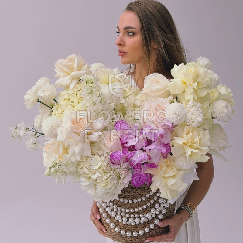 Композиция в кашпо c жемчугом, гортензиями и орхидеей "MOONLIGHT PEARL"