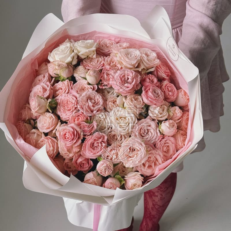 Букет из 19 кустовых роз "BOMBASTIC"