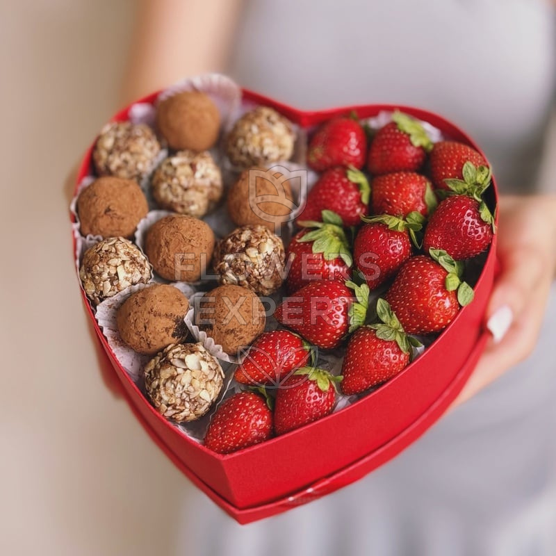 Сердце с трюфелями и клубникой "TRUFFLE KISS"