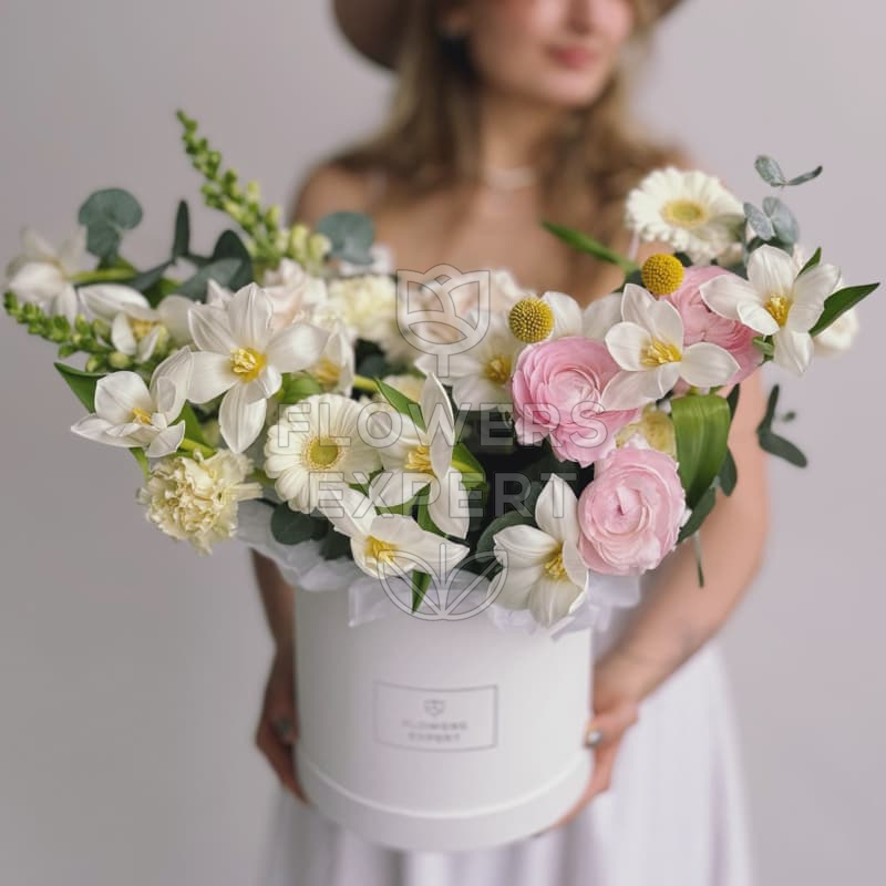 Коробка с тюльпанами и ранункулюсами "THAW"