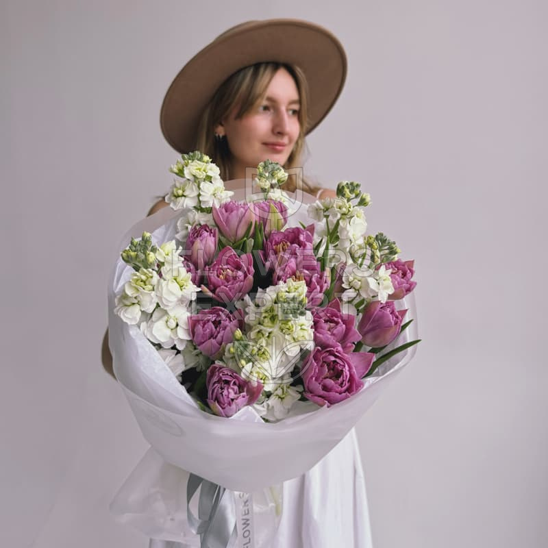 Букет из 15 пионовидных тюльпанов и маттиолы "PEARL"