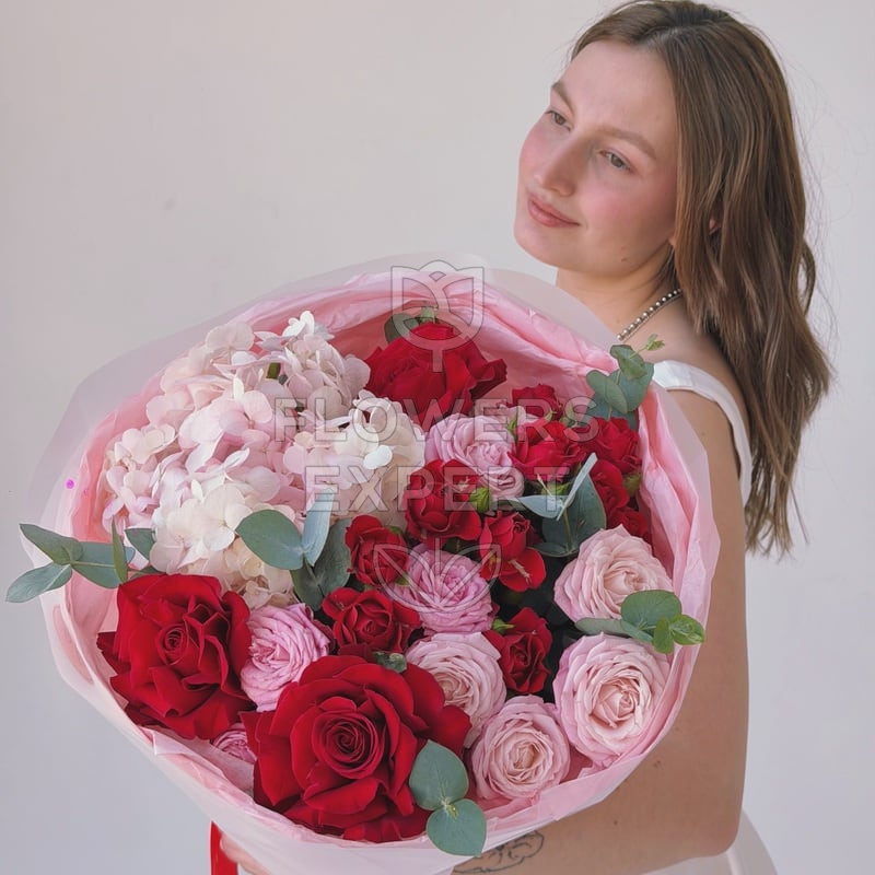 Букет с гортензией и розами "RED MELODY"