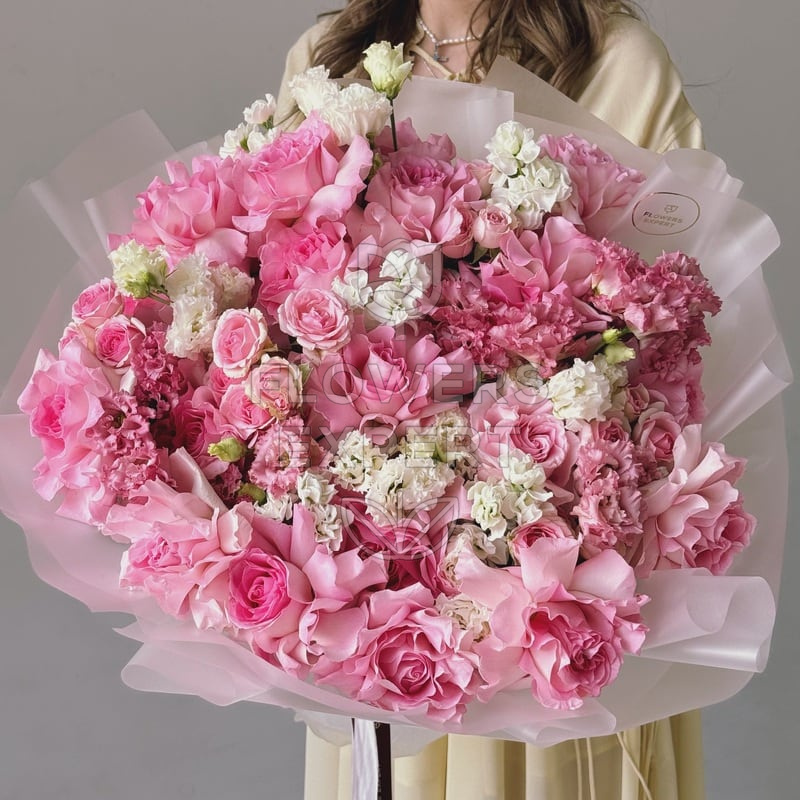 Букет с французскими розами, маттиолой и эустомой "I ADORE YOU!"