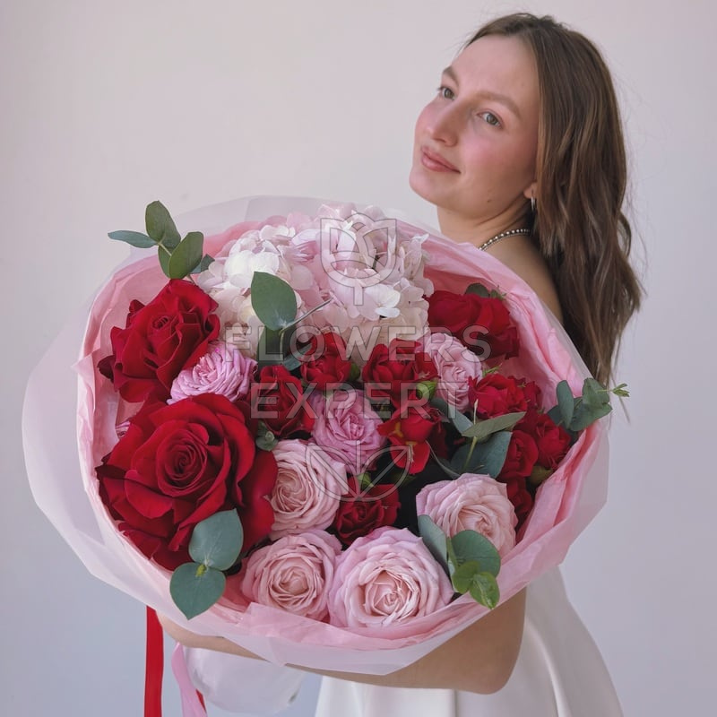 Букет с гортензией и розами "RED MELODY"