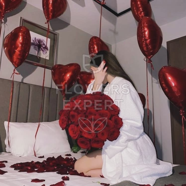 Набор с букетом из 35 роз, шариками и лепестками "SURPRISE!"