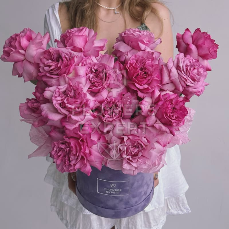 Бархатная коробка из 15 пионовидных роз "QUEENS CROWN"