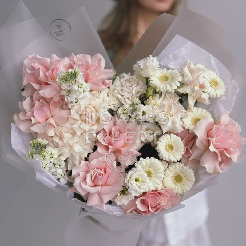 Букет из гербер с французскими розами и эустомой "MARZIPAN"