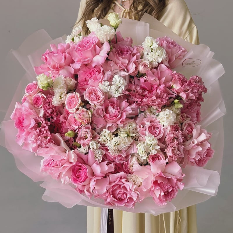 Букет с французскими розами, маттиолой и эустомой "I ADORE YOU!"