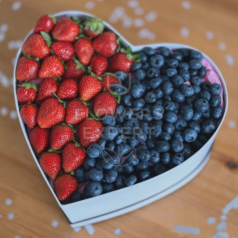 Сердце с клубникой и голубикой "BERRY ROMANCE"